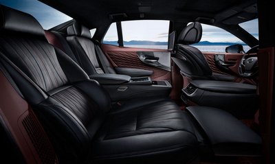Lexus LS с тёмным салоном
