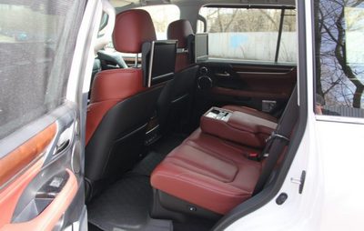 Салон Lexus LX 570 большой, пространства для пассажиров много